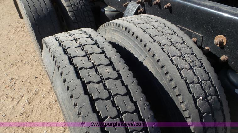 image for item J6758 2006 Peterbilt 379 semi truck