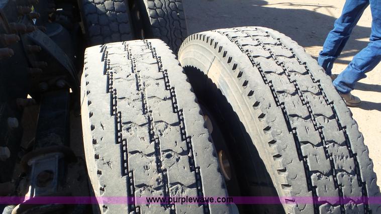 image for item J6758 2006 Peterbilt 379 semi truck