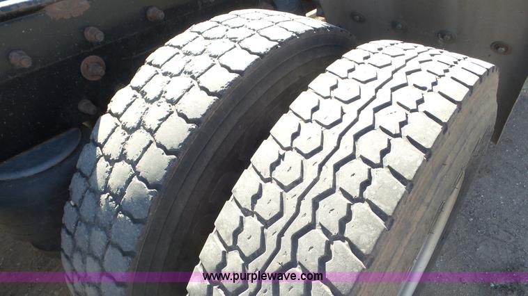 image for item J6758 2006 Peterbilt 379 semi truck