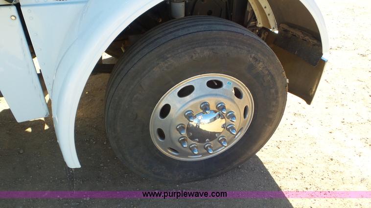 image for item J6758 2006 Peterbilt 379 semi truck