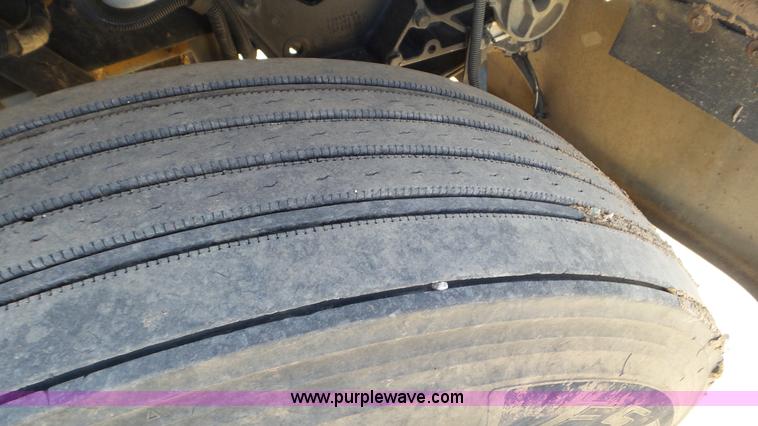 image for item J6758 2006 Peterbilt 379 semi truck