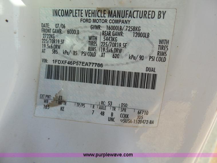 image for item J6759 2007 Ford F450 Super Duty flatbed truck