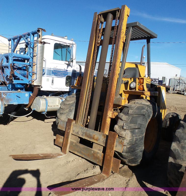 image for item J6766 Case 586D rough terrain forklift