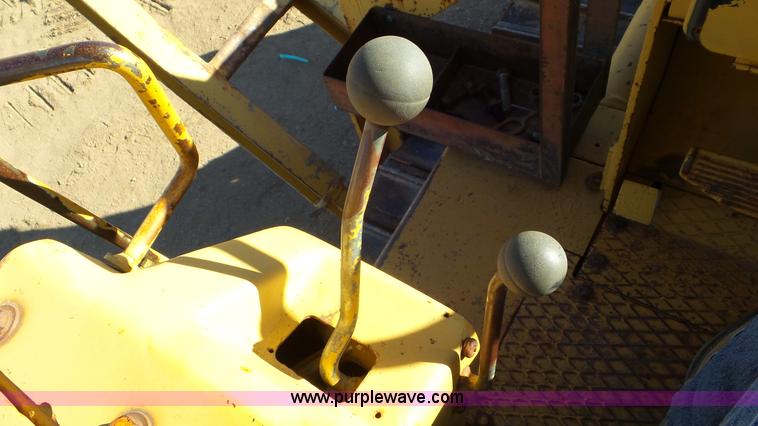 image for item J8259 1984 Fiat-Allis FD5 dozer