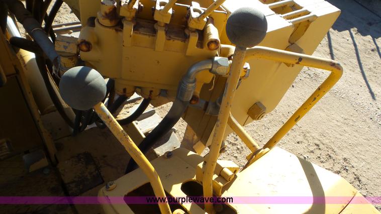 image for item J8259 1984 Fiat-Allis FD5 dozer