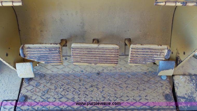 image for item J8259 1984 Fiat-Allis FD5 dozer