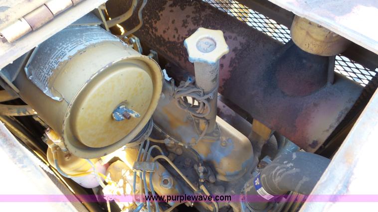 image for item J8259 1984 Fiat-Allis FD5 dozer