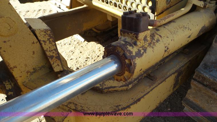 image for item J8259 1984 Fiat-Allis FD5 dozer