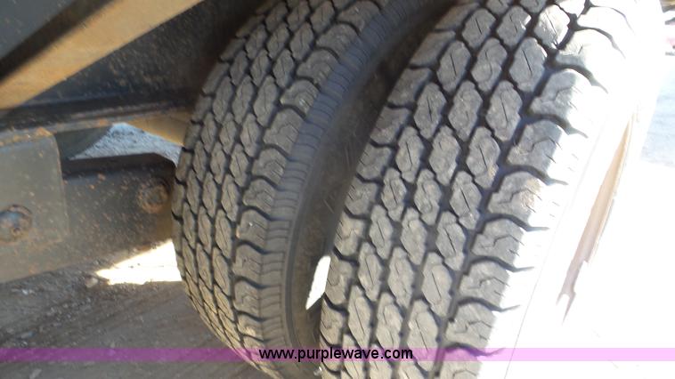 image for item J8262 1993 J-Rod 96-25TDG equipment trailer