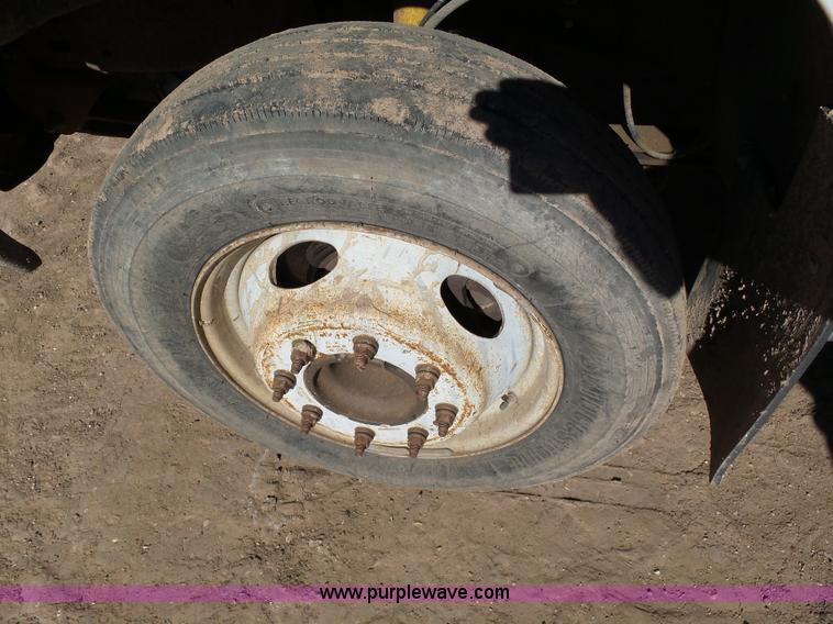 image for item K6994 2000 Ford F550 Super Duty flatbed truck