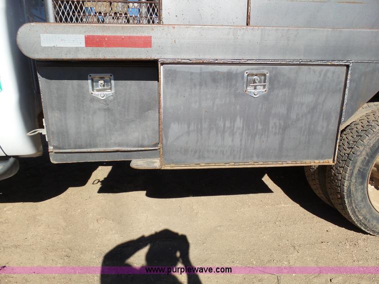 image for item K6994 2000 Ford F550 Super Duty flatbed truck