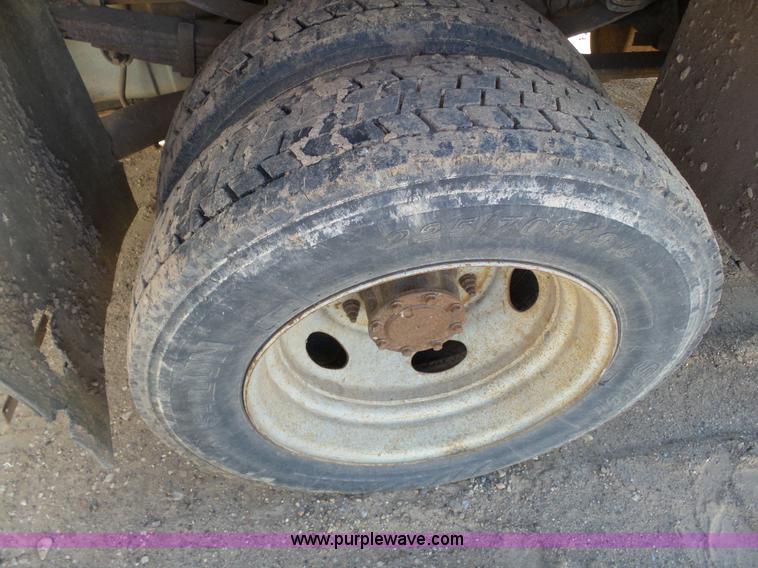 image for item K6994 2000 Ford F550 Super Duty flatbed truck