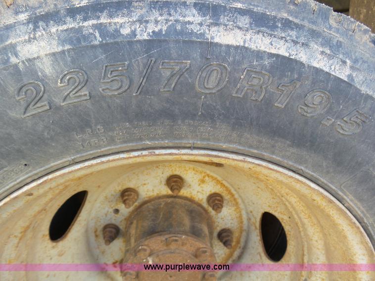 image for item K6994 2000 Ford F550 Super Duty flatbed truck