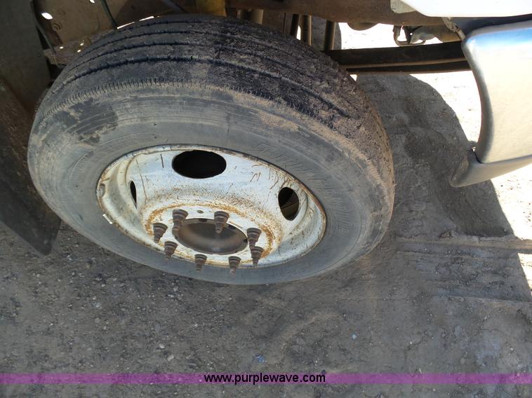 image for item K6994 2000 Ford F550 Super Duty flatbed truck