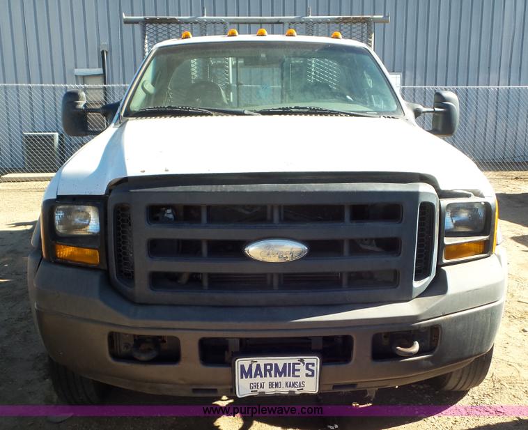 image for item K6997 2006 Ford F450 Super Duty flatbed truck
