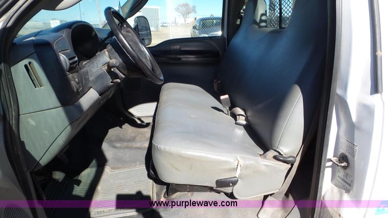 image for item K6997 2006 Ford F450 Super Duty flatbed truck