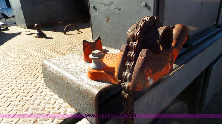 image for item K6997 2006 Ford F450 Super Duty flatbed truck