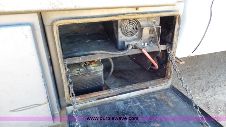 image for item K6997 2006 Ford F450 Super Duty flatbed truck