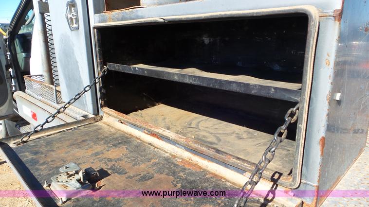 image for item K6997 2006 Ford F450 Super Duty flatbed truck