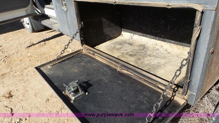 image for item K6997 2006 Ford F450 Super Duty flatbed truck