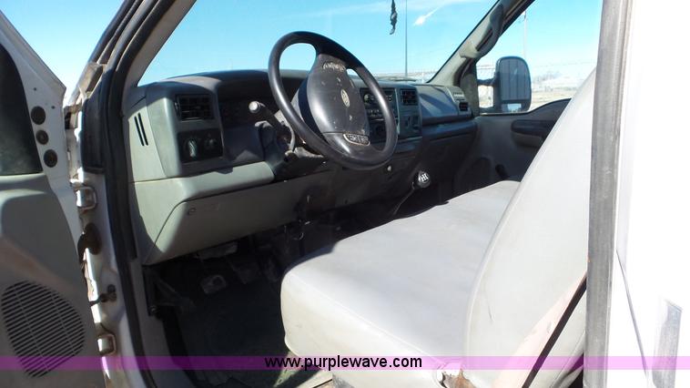 image for item K6998 2001 Ford F450 Super Duty flatbed truck