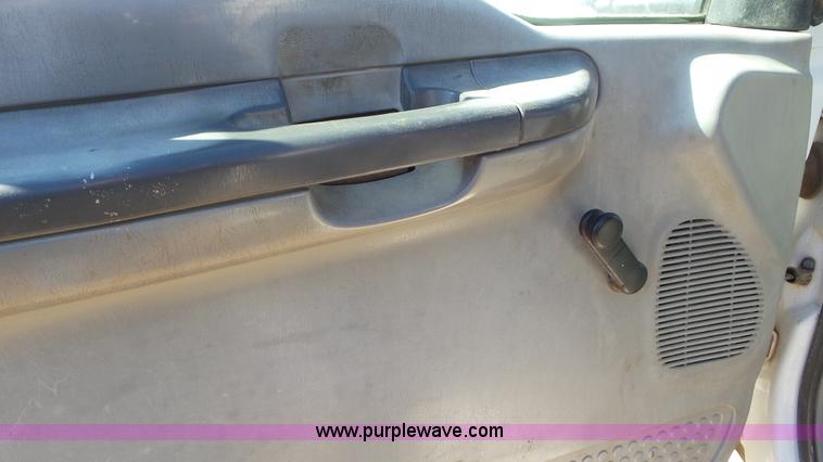 image for item K6998 2001 Ford F450 Super Duty flatbed truck