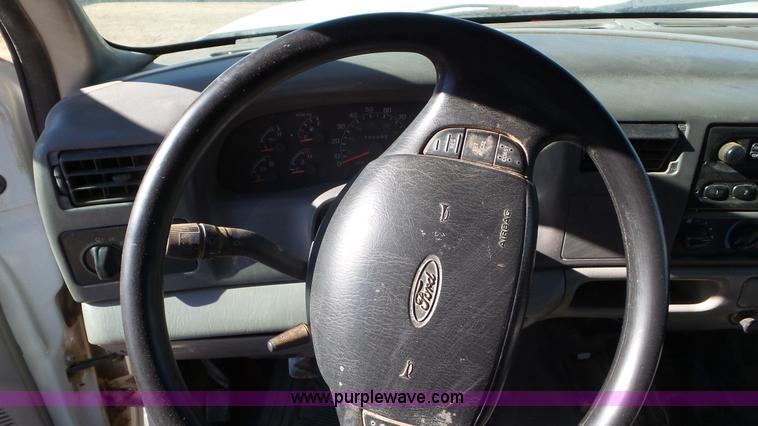 image for item K6998 2001 Ford F450 Super Duty flatbed truck