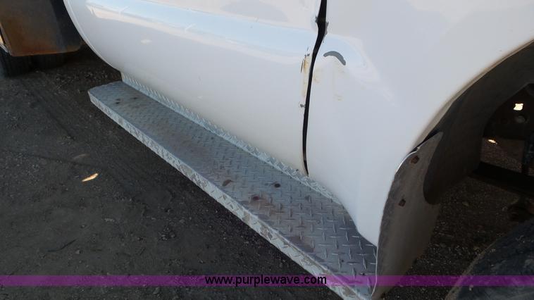 image for item K6998 2001 Ford F450 Super Duty flatbed truck