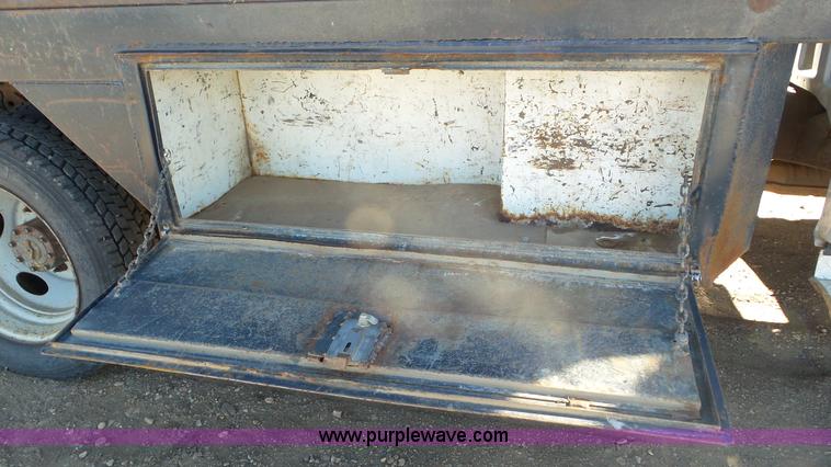 image for item K6998 2001 Ford F450 Super Duty flatbed truck