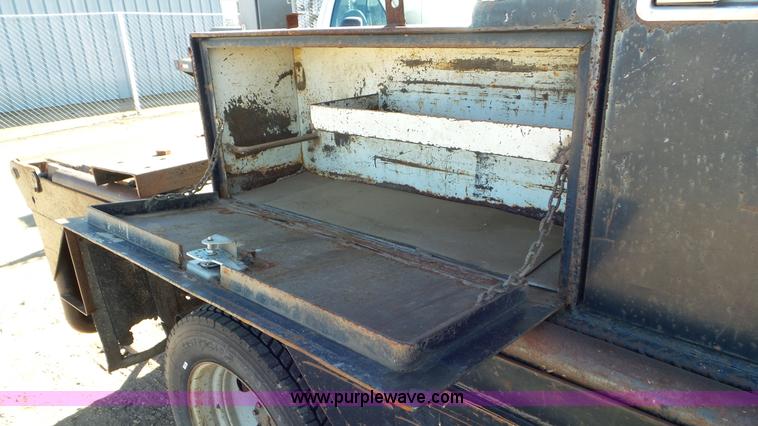 image for item K6998 2001 Ford F450 Super Duty flatbed truck