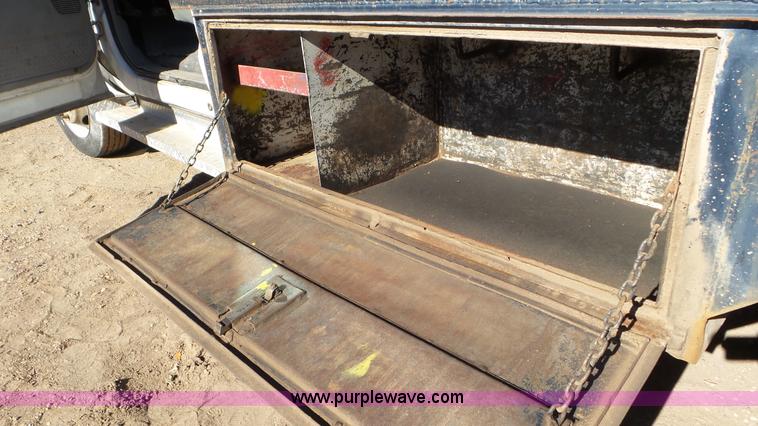 image for item K6998 2001 Ford F450 Super Duty flatbed truck