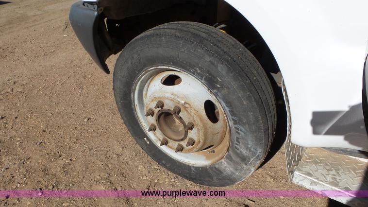 image for item K6998 2001 Ford F450 Super Duty flatbed truck