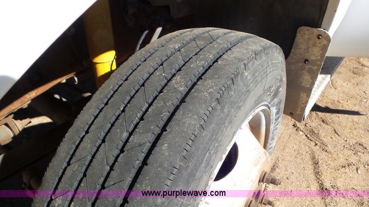 image for item K6998 2001 Ford F450 Super Duty flatbed truck