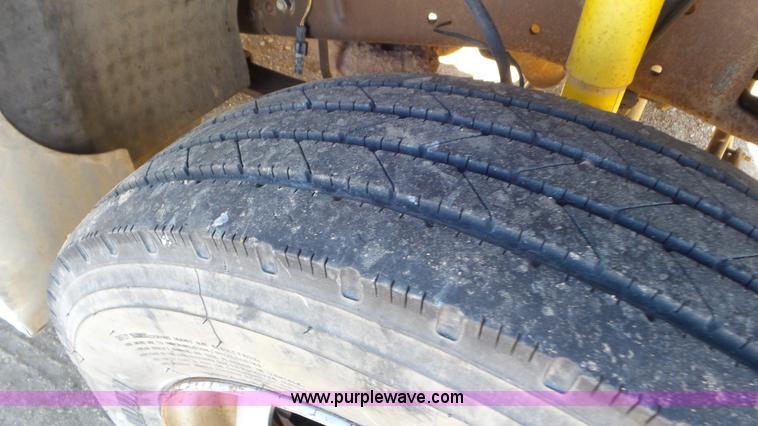 image for item K6998 2001 Ford F450 Super Duty flatbed truck