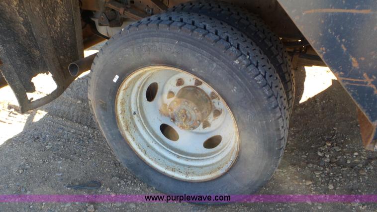 image for item K6998 2001 Ford F450 Super Duty flatbed truck