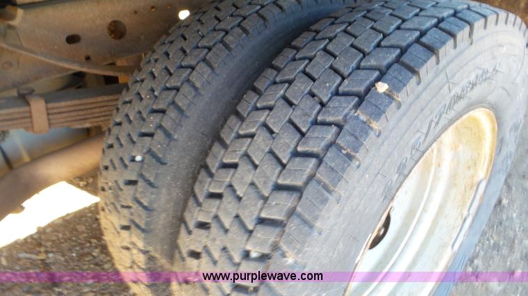 image for item K6998 2001 Ford F450 Super Duty flatbed truck