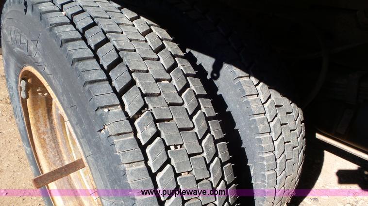 image for item K6998 2001 Ford F450 Super Duty flatbed truck