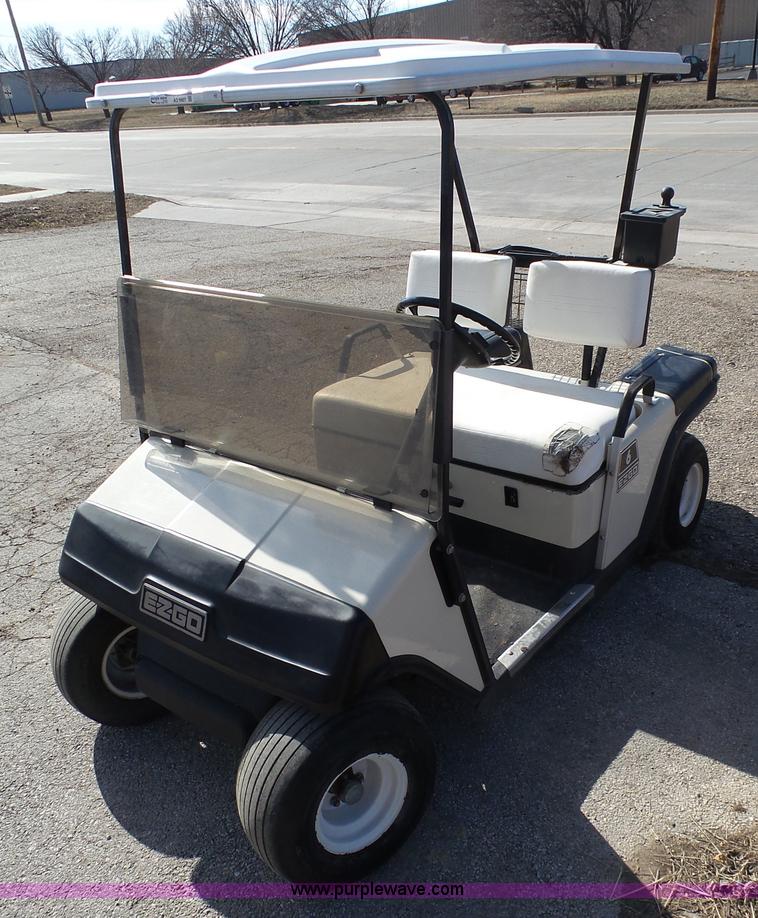 1992 Ezgo golf cart in Iola, KS Item AO9907 sold Purple Wave