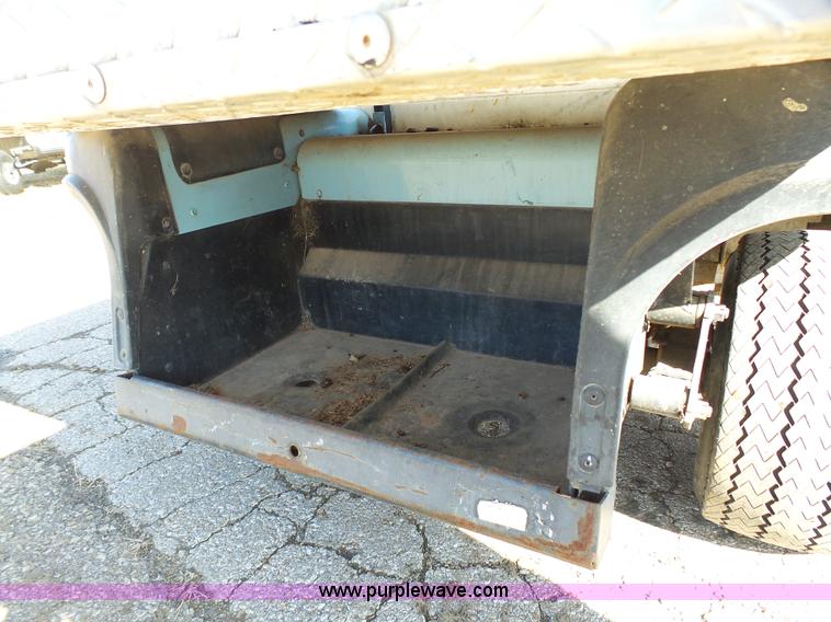 image for item AO9910 1985 Ez-go golf cart