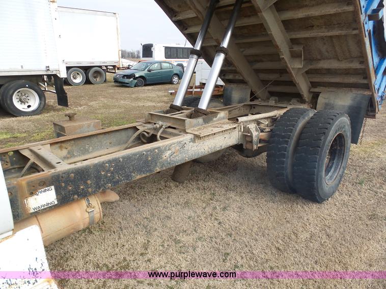 image for item BI9235 1989 GMC TopKick 7000 dump truck