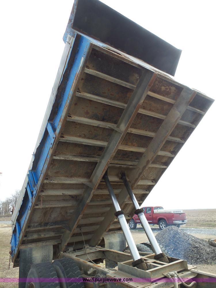 image for item BI9235 1989 GMC TopKick 7000 dump truck