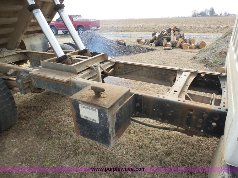 image for item BI9235 1989 GMC TopKick 7000 dump truck