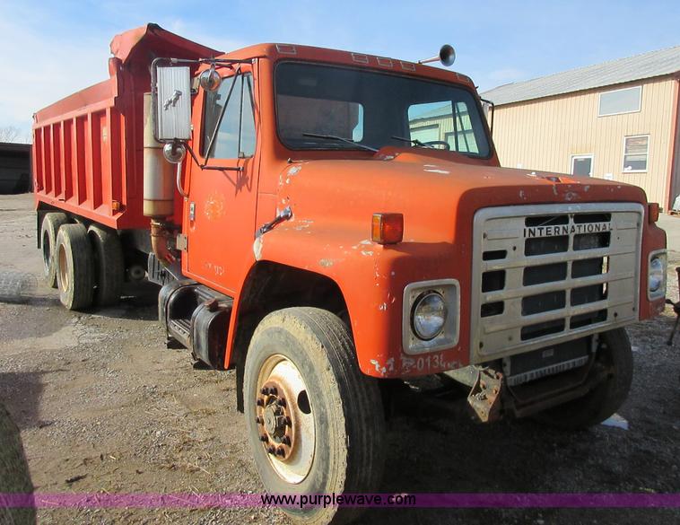 image for item I1806 1982 International S1900 dump truck
