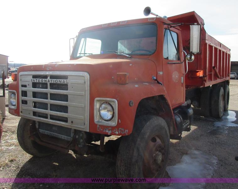 image for item I1806 1982 International S1900 dump truck