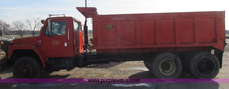 image for item I1806 1982 International S1900 dump truck