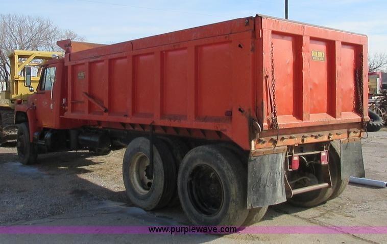 image for item I1806 1982 International S1900 dump truck