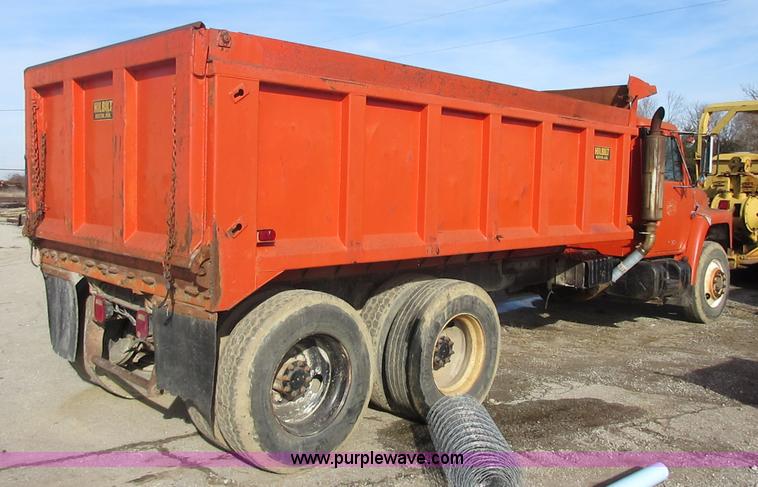 image for item I1806 1982 International S1900 dump truck