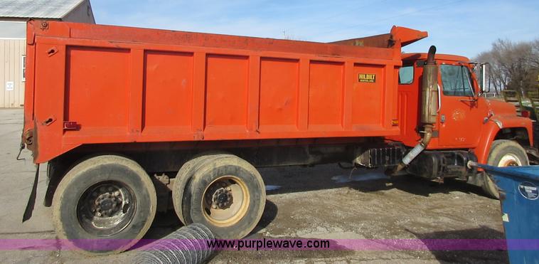 image for item I1806 1982 International S1900 dump truck