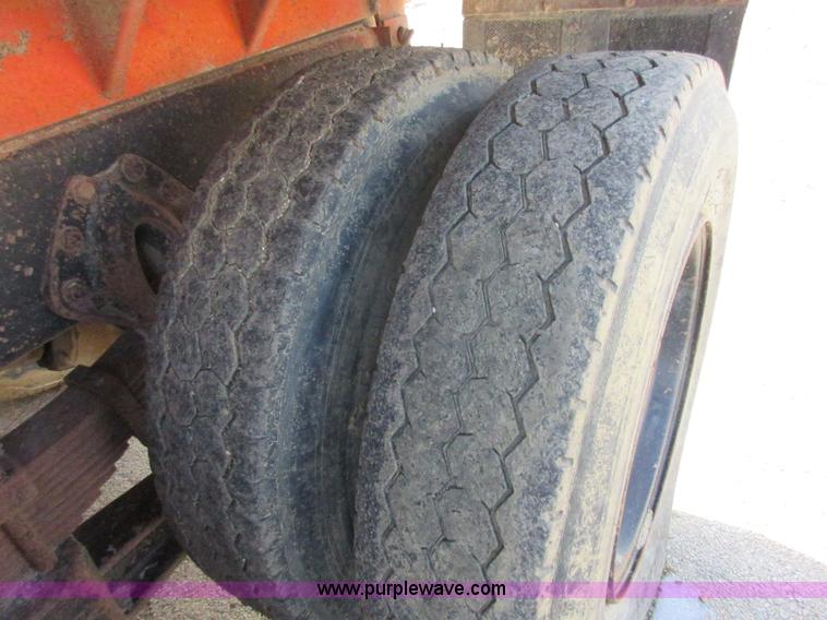 image for item I1806 1982 International S1900 dump truck