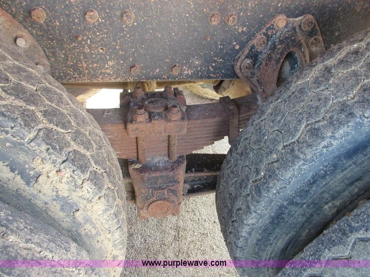 image for item I1806 1982 International S1900 dump truck